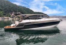 Lancha de 40 pés com hardtop da Real Powerboats que será apresentada no Rio vai para a água