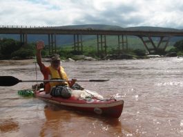 Navegador solitário: homem de 83 anos navega pelos rios do país com uma simples canoa Aladir Murta