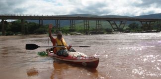 Navegador solitário: homem de 83 anos navega pelos rios do país com uma simples canoa Aladir Murta